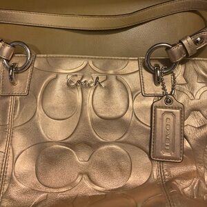 Coach purse, gold shoulder bag And very good condition. Preowned best offer.